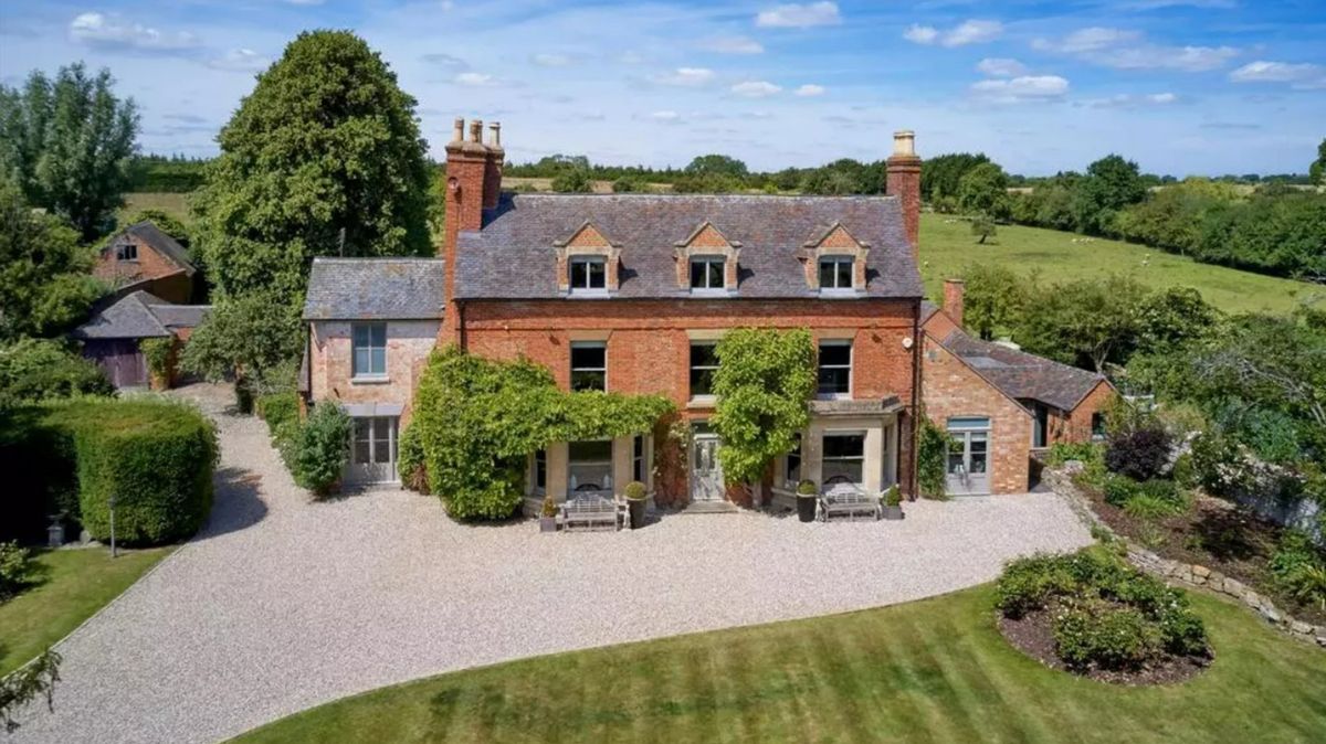 Malebný venkovský dům Anne Hathawayové u Stratfordu nad Avonou je k mání za 76 milionů